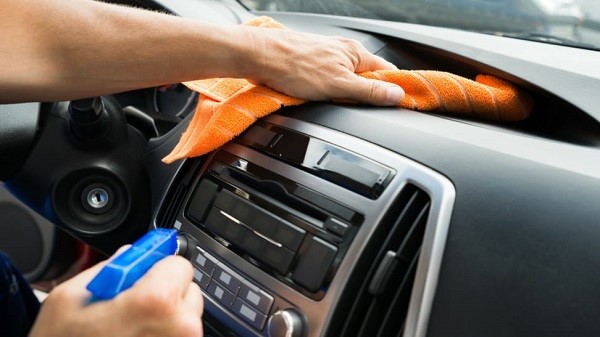 Cách vệ sinh nội thất xe ô tô sạch bóng