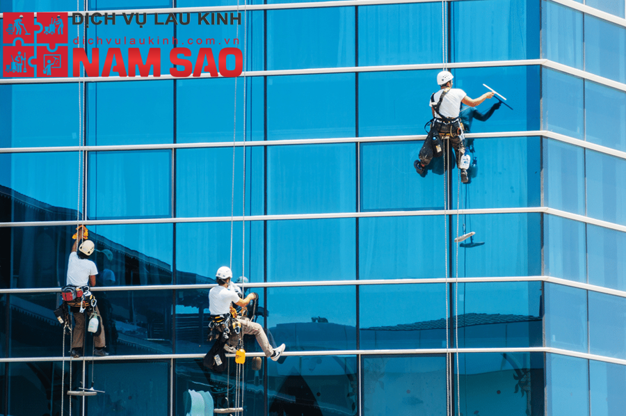 Các phương pháp lau kính nhà cao tầng an toàn hiệu quả
