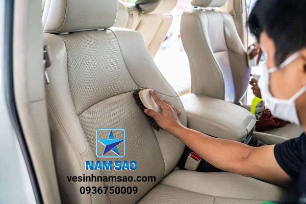 Hướng dẫn chi tiết vệ sinh nội thất xe ô tô đúng cách