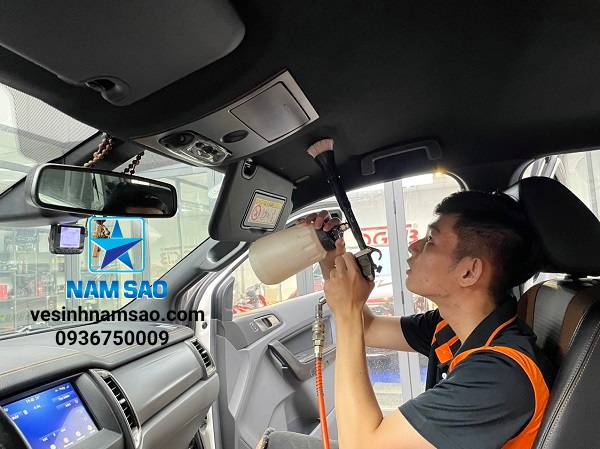 Hướng dẫn chi tiết vệ sinh nội thất xe ô tô đúng cách