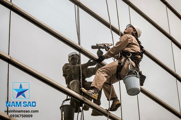 Tại Sao Công Ty Vệ Sinh Công Nghiệp Năm Sao Được Khách Hàng Tin Dùng