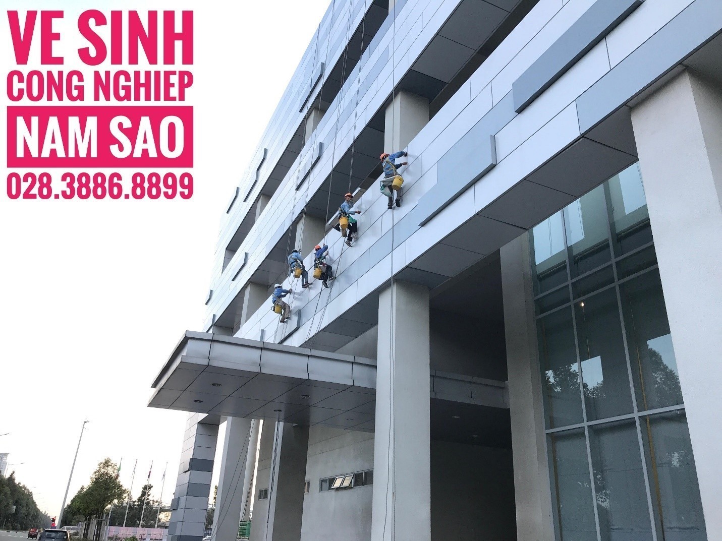 Dịch vụ lau kính tòa nhà cao tầng uy tín chuyên nghiệp