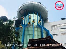 Thực hiện lau kính nhà cao tầng Sài Gòn Center