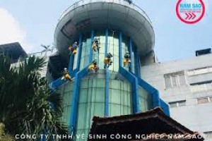 Thực hiện lau kính nhà cao tầng Sài Gòn Center